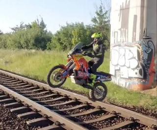Investito dal treno mentre fa motocross: grave giovane di Giulianova